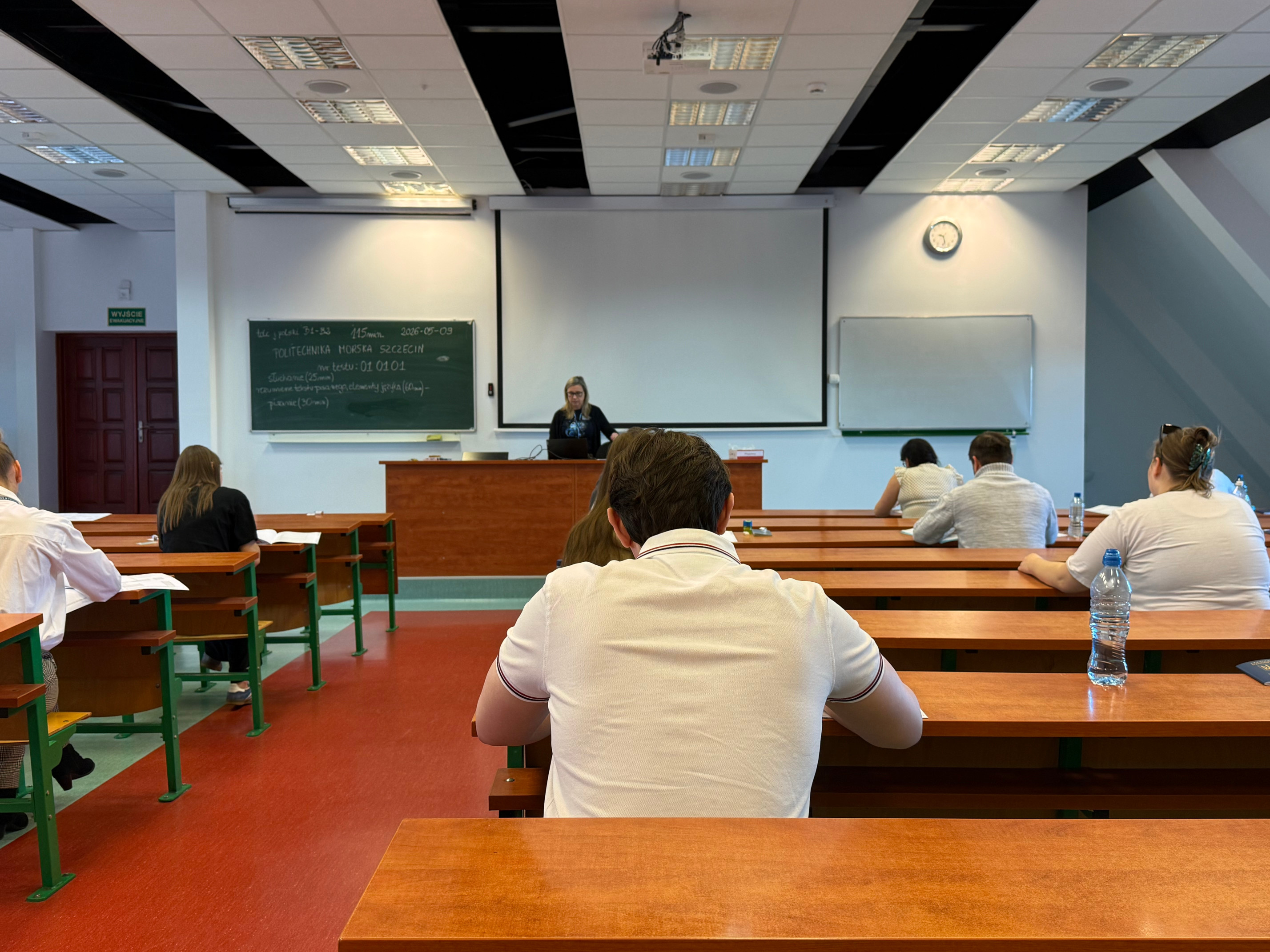 Uczestnicy egzaminu telc z języka polskiego na sali egzaminacyjnej