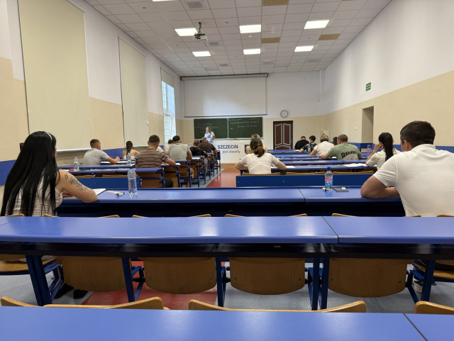 Uczestnicy egzaminu telc z języka polskiego na sali egzaminacyjnej