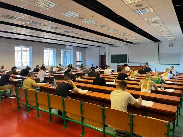 Uczestnicy egzaminu telc z języka polskiego na sali egzaminacyjnej