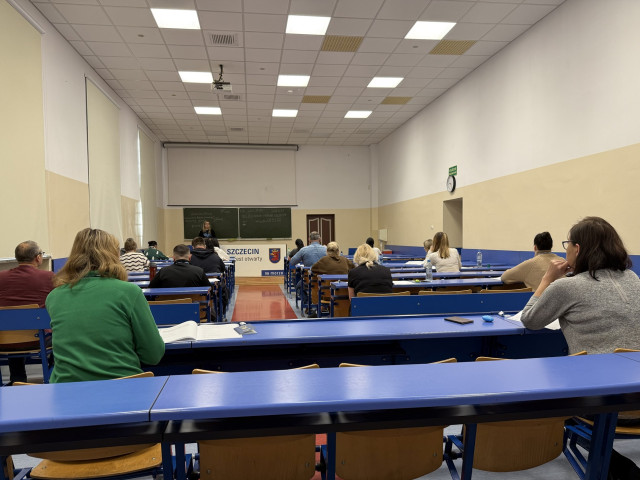 Uczestnicy egzaminu telc z języka polskiego na sali egzaminacyjnej