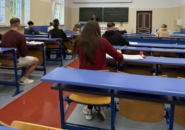 Uczestnicy egzaminu telc z języka polskiego na sali egzaminacyjnej