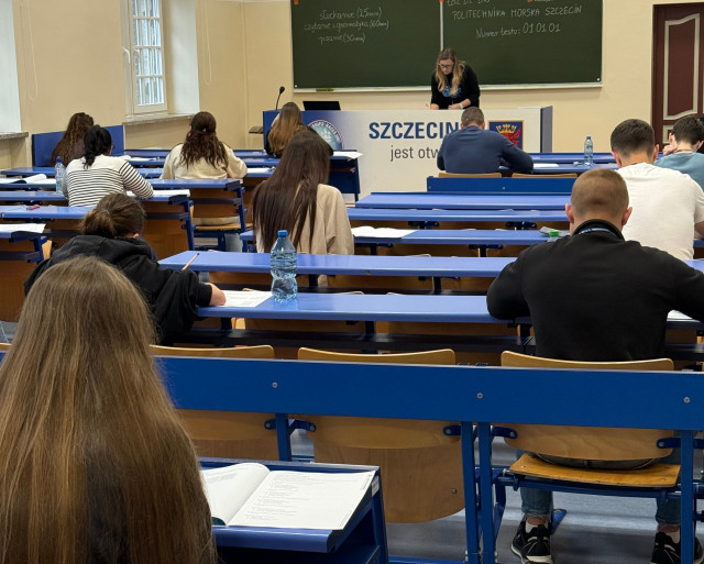 Uczestnicy egzaminu telc z języka polskiego na sali egzaminacyjnej
