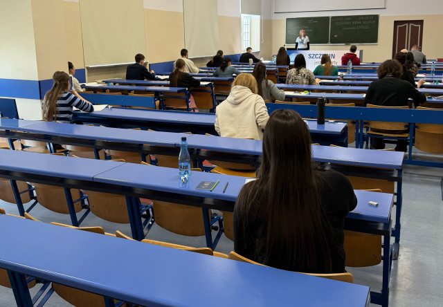 Uczestnicy egzaminu telc z języka polskiego na sali egzaminacyjnej