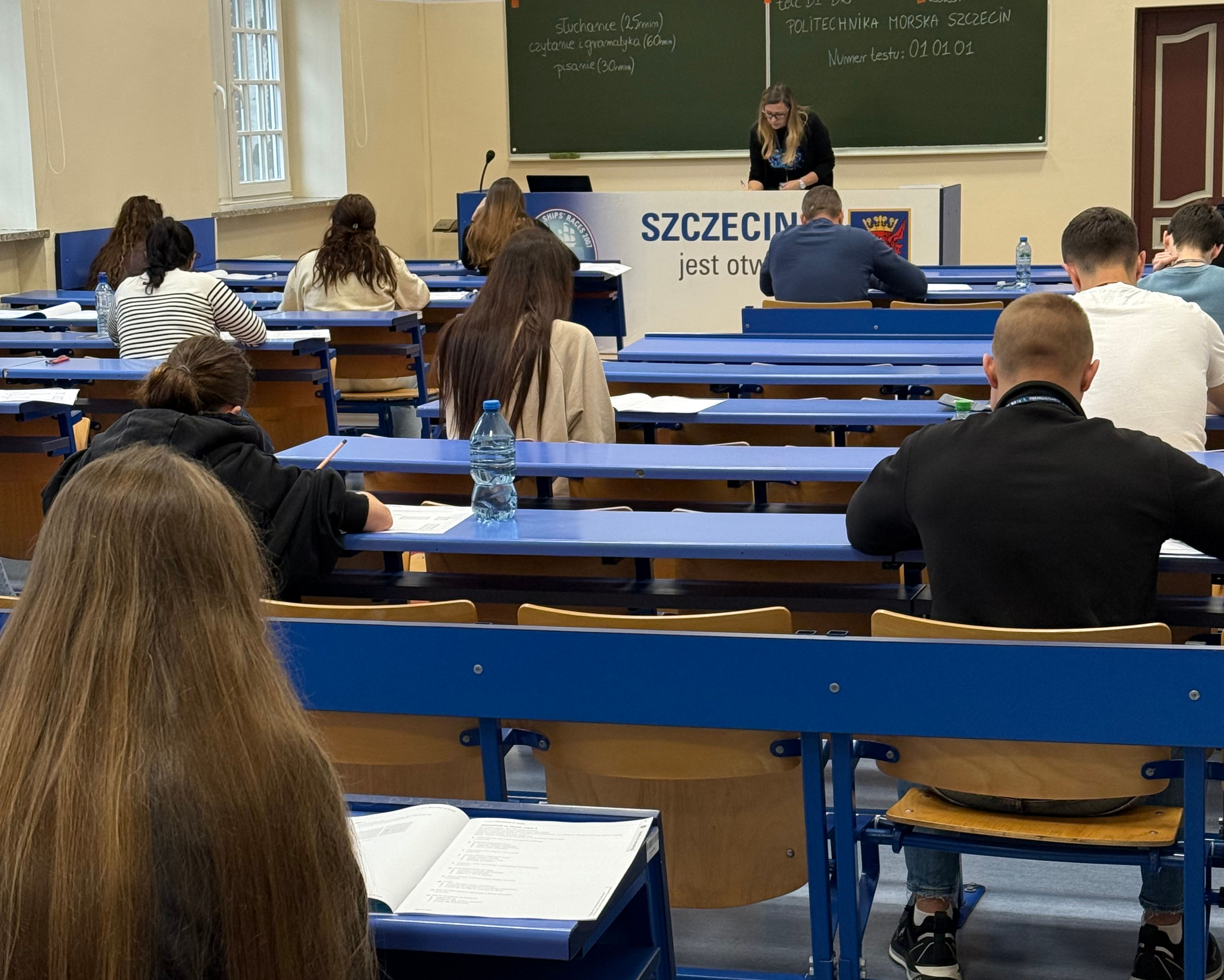 Uczestnicy egzaminu telc z języka polskiego na sali egzaminacyjnej
