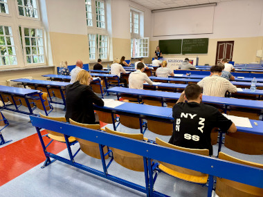 Uczestnicy egzaminu telc z języka polskiego na sali egzaminacyjnej