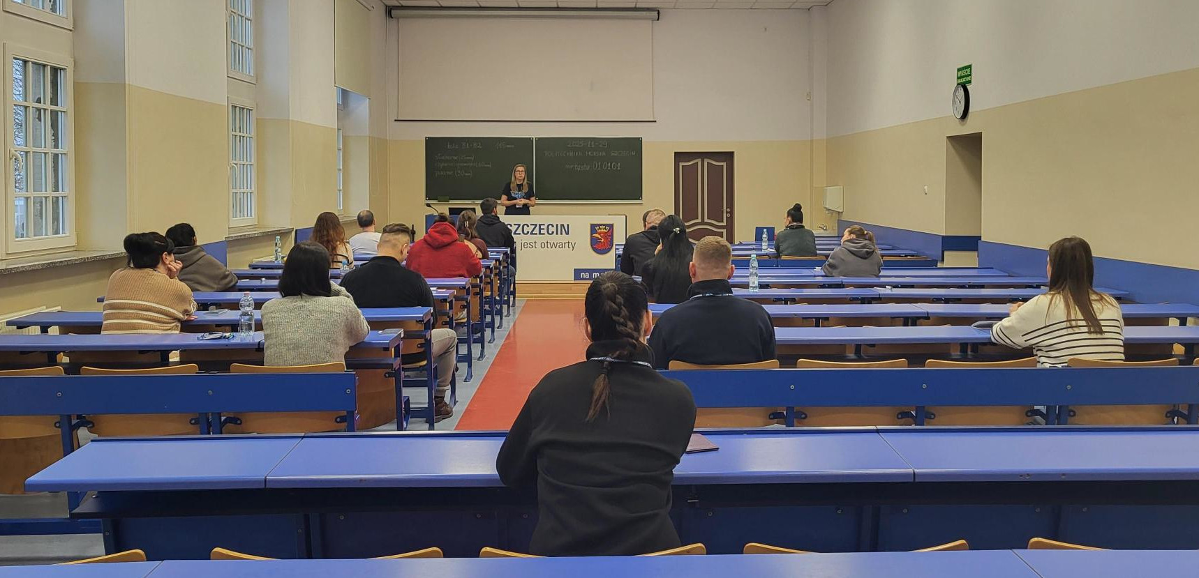 Uczestnicy egzaminu telc z języka polskiego na sali egzaminacyjnej