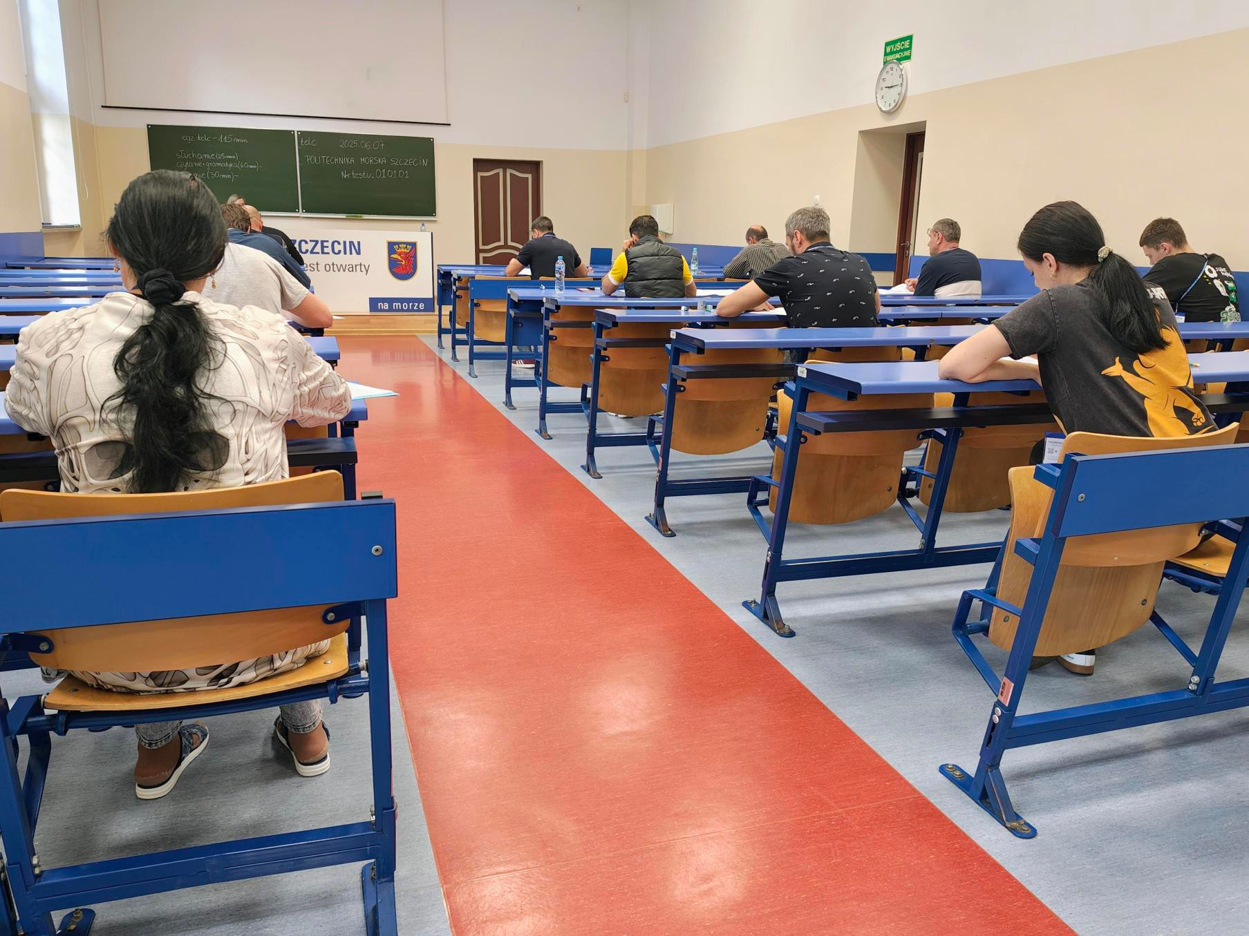 Uczestnicy egzaminu telc z języka polskiego na sali egzaminacyjnej
